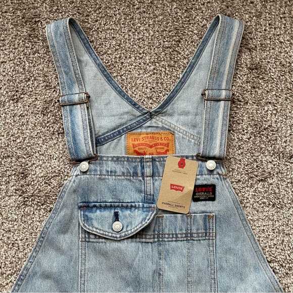 LEVIS 10 INCH INSEAM DENIM UTILITY OVERALL SHORTS MENS SIZE SMALL LIGHT WASH NEW - Picture 3 of 7